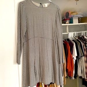 H&M black and white gingham swing dress with long sleeves and keyhole back